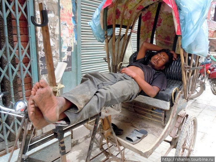 Велорикша спит в ожидании клиентов Катманду, Непал