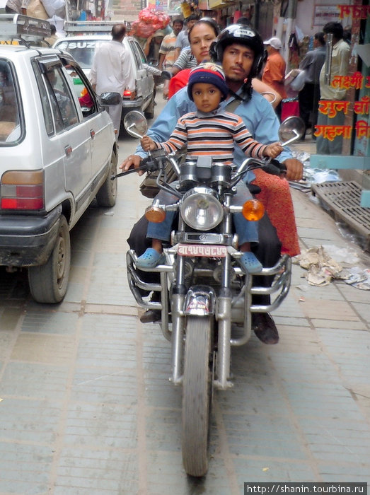 Вся семья на одном мотоцикле Катманду, Непал