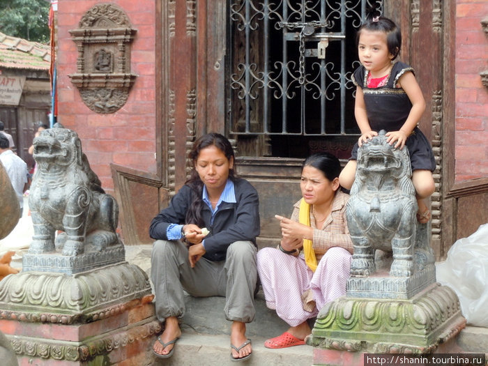 Перед входом в храм Катманду, Непал