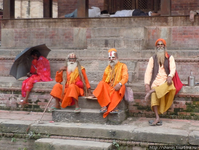 Ряженые в святых — ждут клиентов. Зарабатывают позированием. Катманду, Непал