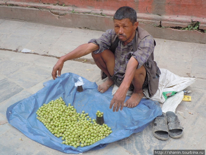 Торговец на улице Катманду, Непал
