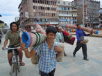 Торговцы коврами на площади Дурбар в Катманду
