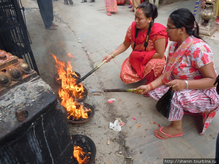 Женщины приносят жертвы индуистскому богу Катманду, Непал