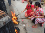 Женщины приносят жертвы индуистскому богу