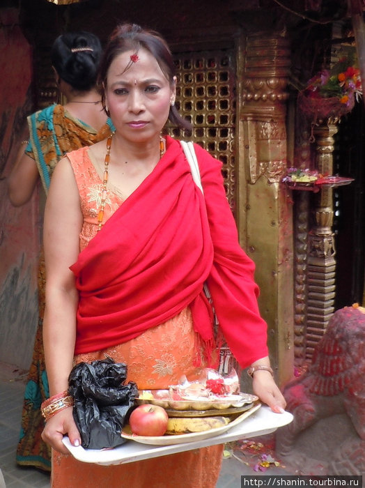 Женщина у храма Катманду, Непал