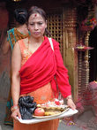 Женщина у храма