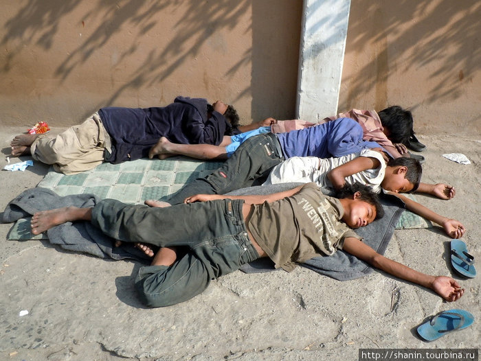 Беспризорники спят прямо на улице Катманду, Непал