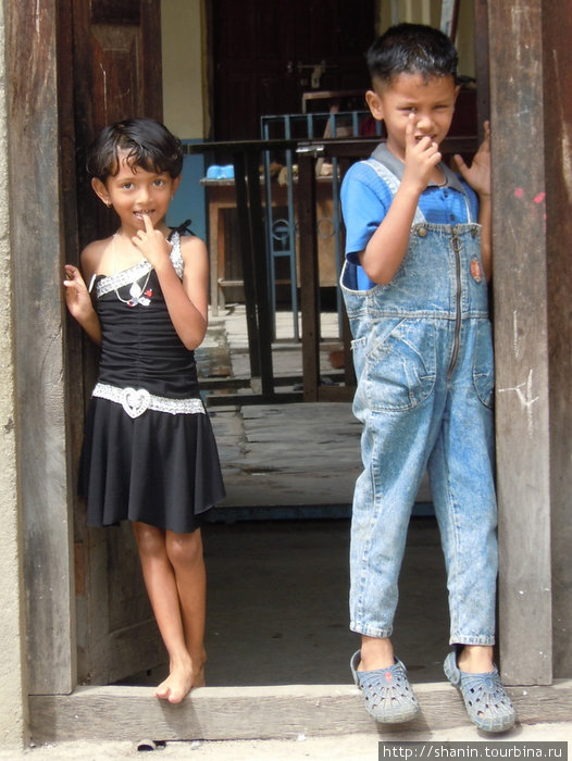 Дети в дверях дома Катманду, Непал