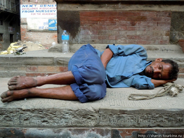 Заснул у входа в храм Катманду, Непал