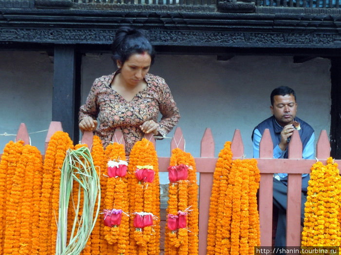 Женщина и мужчина с гирляндами цветов Катманду, Непал