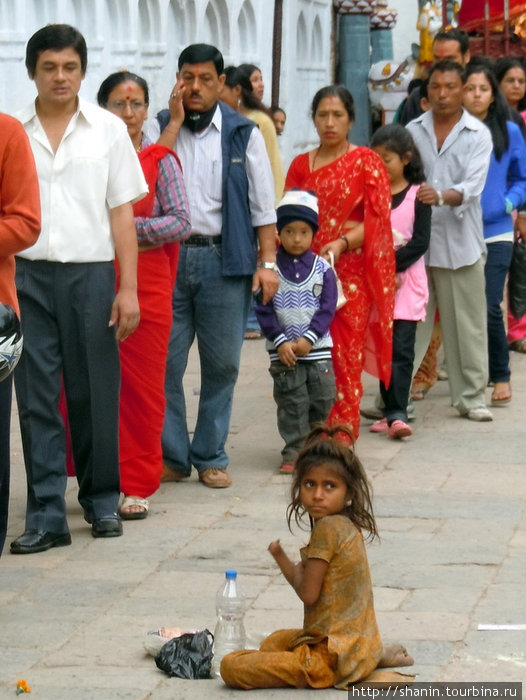 Девочка у очереди Катманду, Непал