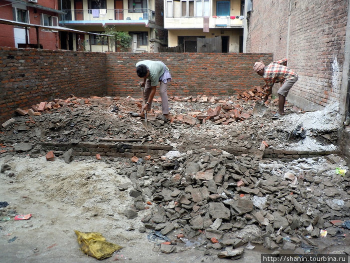 Расчистка территории на месте сломанного дома Катманду, Непал