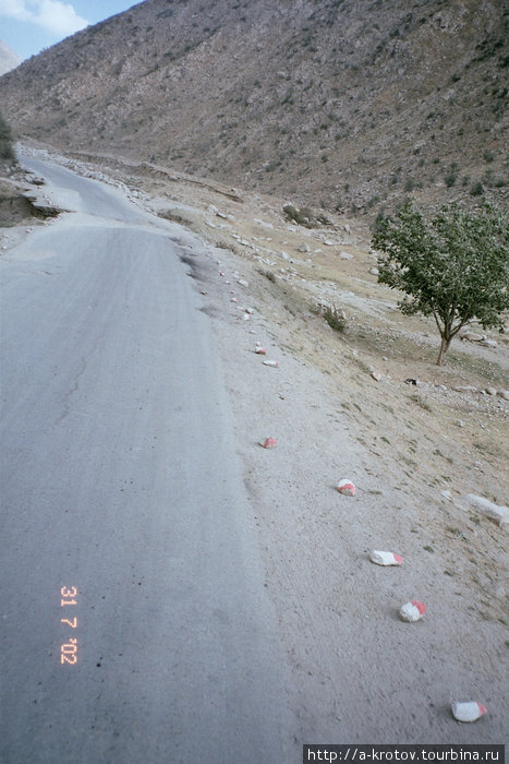 Камни с красной краской отмечают минные поля вдоль дороги Чарикар, Афганистан