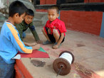 Дети играют на ступени храма