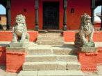 Львы у входа в храм