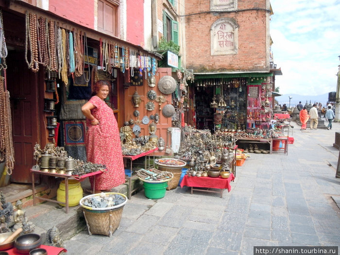 Сувенирный магазин у ступы Сваямбутнатх Катманду, Непал