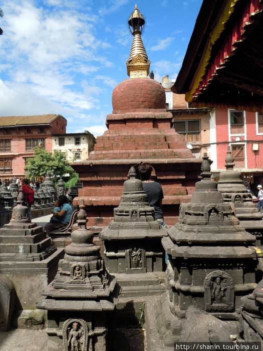 Маленькие ступы и большая ступа Катманду, Непал