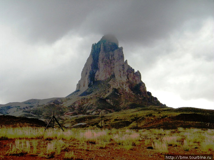 Скалы останцы встречаются в аризонской пустыне  задолго до Долины Монументов. Штат Аризона, CША