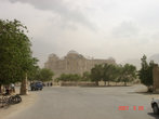 Дворец Амина — Поднялся афганец(ветер), и по этому дворец в дымке.