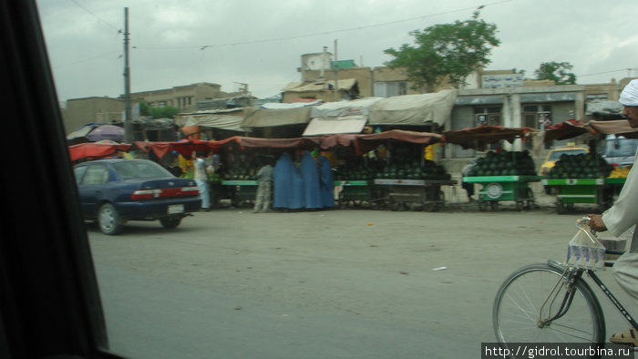Одна из улиц Кабула. Улица -лотки с овощами и фруктами.