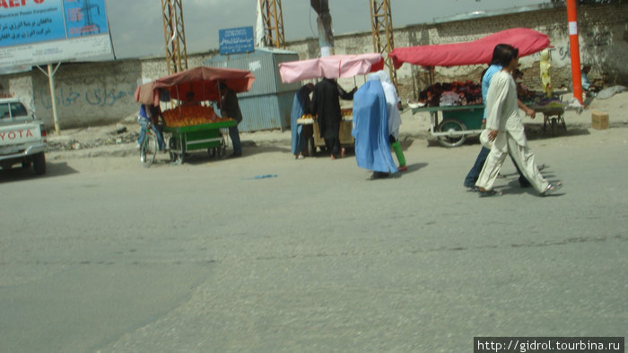 Кабул — женщины по улицам ходят все в парандже. Кабул, Афганистан