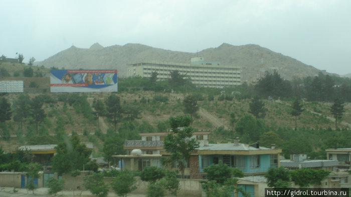 Вид на отель ИнтерКонтиненталь, который возвышается над всем городом и вид из него на весь город. Кабул, Афганистан
