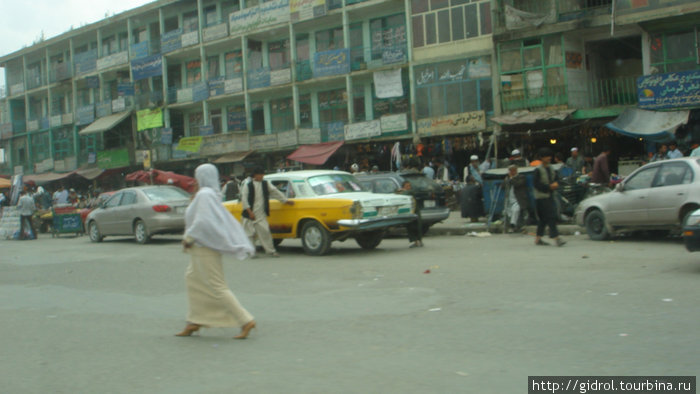 Кабул — местная красавица,(девушка, т.к.без паранджи, что большая редкость) переходит улицу. Кабул, Афганистан
