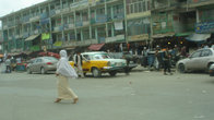 Кабул — местная красавица,(девушка, т.к.без паранджи, что большая редкость) переходит улицу.
