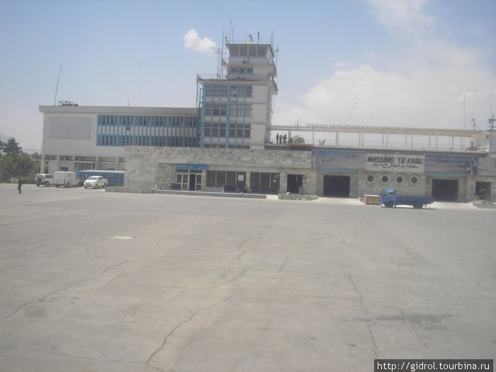 Кабул — вид на аэропорт из иллюминатора самолета.
