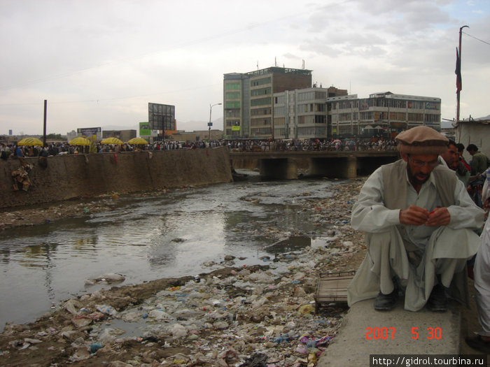 Река Кабул возле городского базара. Кабул, Афганистан
