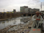 Река Кабул возле городского базара.