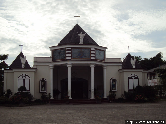 Католическая церковь Санг Пенебус Остров Сумбава, Индонезия