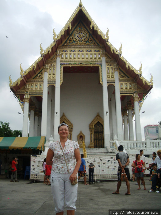Бангкок. В городе насчитывается около 400 великолепных храмов. Таиланд