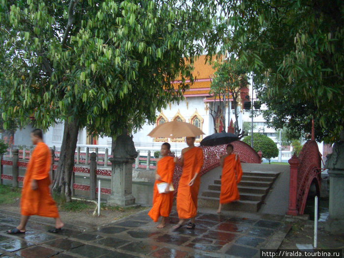 К храмам, образам Будды и монахам надо относиться с должным уважением. Монахам строго запрещено иметь любые контакты с женщинами. Допустимо говорить с монахом, особенно если спрашивать о буддизме. Таиланд