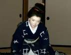 В музее много кукол, изображающих различные сценки из жизни самураев