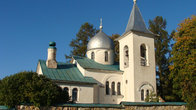 Церковь построена по проекту В.Д. Поленова. Рядом находится кладбище, где захорены члены семьи Поленова и В.Д. Поленов