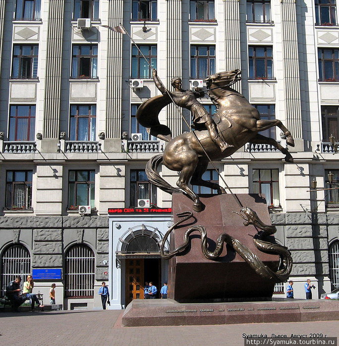 Скульптурное изображение Георгия Победоносца, пронзающего копьём змея, является памятником сотрудникам милиции в память милиционерам, погибшим при исполнении служебного долга. Львов, Украина