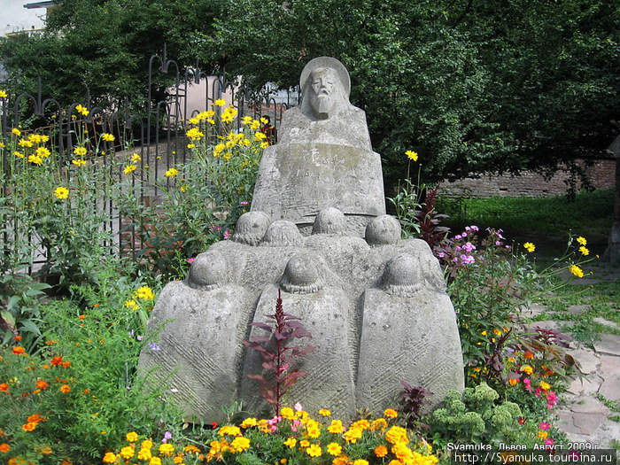Скульптурное изображение у бывшего костела Иоанна Крестителя. Львов, Украина