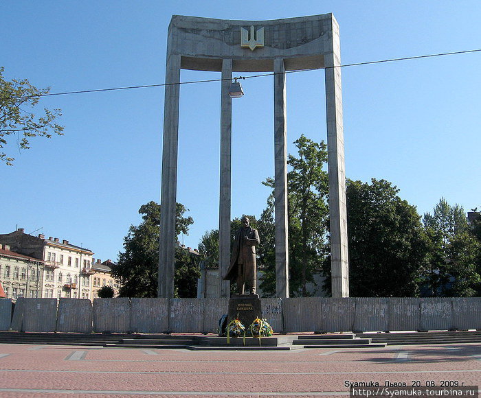 Памятник С. Бандере. Львов, Украина