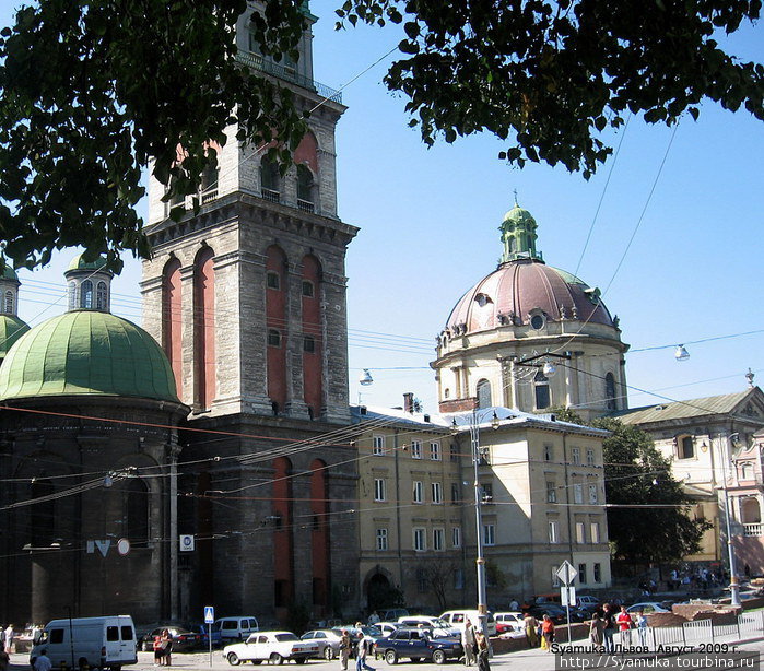 Башня Корнякта и купол Доминиканского собора. Львов, Украина