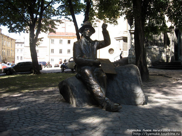 Скульптура Читателю. Львов, Украина