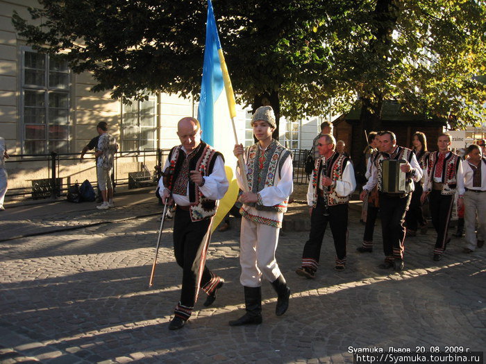 II-й Международный фольклерный фестиваль Этновир. Марш-парад участников фестиваля центральными улицами города. Львов, Украина
