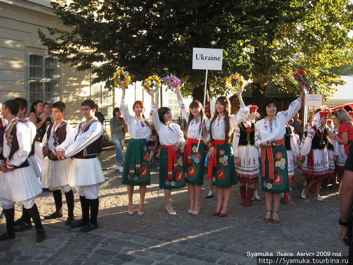 II-й Международный фольклерный фестиваль Этновир. Марш-парад участников фестиваля центральными улицами города. Львов, Украина