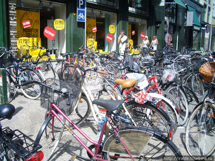 В Копенгагене есть совершенно уникальная услуга – бесплатные велосипеды, которые можно взять под залог 20 крон (как тележку в супермаркете). Они припаркованы в ста с лишним точках по всему городу. Дания
