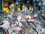 В Копенгагене есть совершенно уникальная услуга – бесплатные велосипеды, которые можно взять под залог 20 крон (как тележку в супермаркете). Они припаркованы в ста с лишним точках по всему городу.