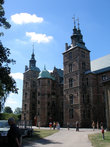 В Копенгагене четыре королевских замка. Замок Розенборг — расположенный в центре Копенгагена на краю зеленого массива Конгенс Хаве, построенный королем Кристианом IV в стиле голландского ренессанса .