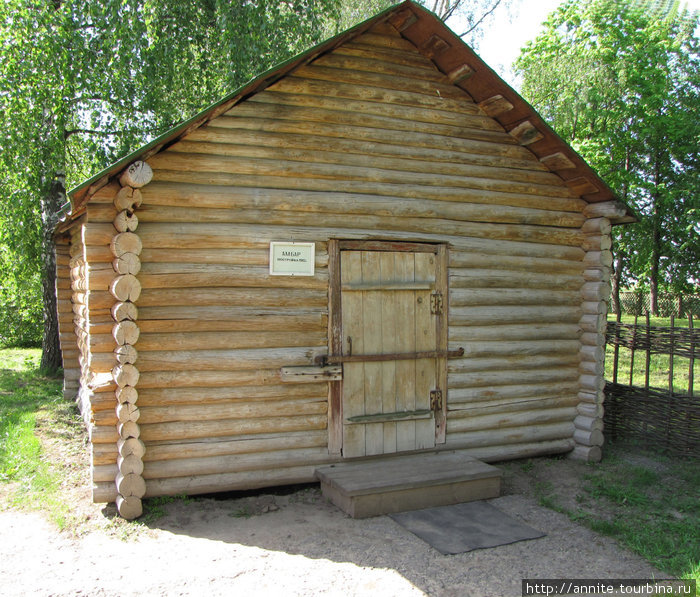 Амбар на территории усадьбы родителей С.Есенина. Построен в 1913 году. Сергей часто уединялся в амбаре. Здесь, по свидетельству сестер поэта, им были написаны некоторые произведения. Константиново, Россия