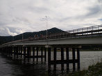Мост, символически разделяющий Телецкое озеро и реку Бия