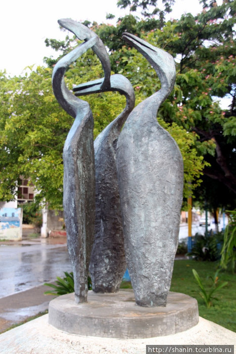 Статуя пеликанов в Пампатаре Пампатар, Венесуэла