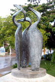 Статуя пеликанов в Пампатаре